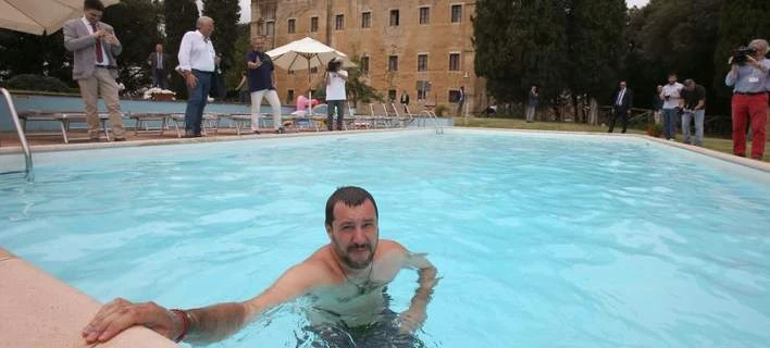 Σόου Σαλβίνι σε πισίνα που κατασχέθηκε από νονό της Μαφίας: «Πρέπει να τους πάρουμε τα σώβρακα» (εικόνες, βίντεο)